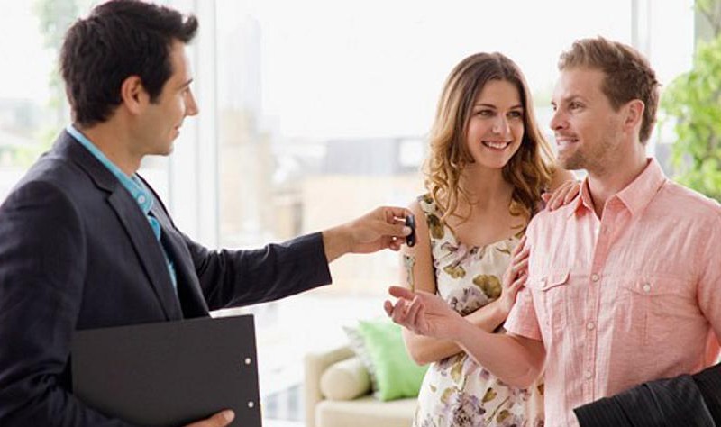 landlord giving the property key to the tenants